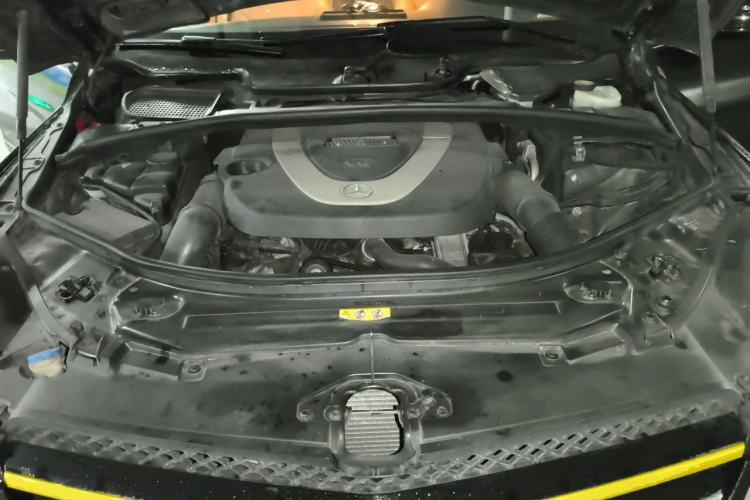 Used Mercedes-Benz R-Class 2010 R 300 L Business Model Engine Bay