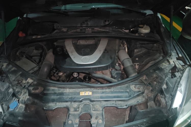 Used Mercedes-Benz R-Class 2010 R 350 L 4MATIC Engine Bay
