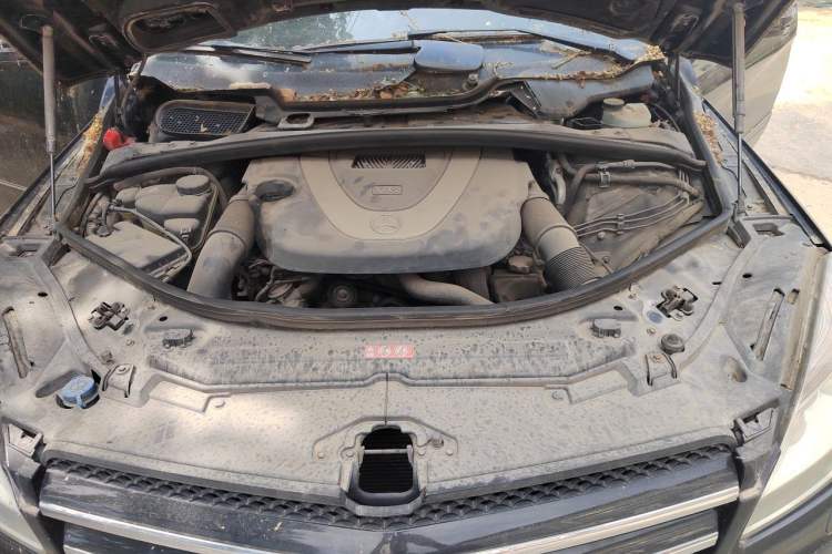 Used Mercedes-Benz R-Class 2010 R 300 L Luxury Model Engine Bay