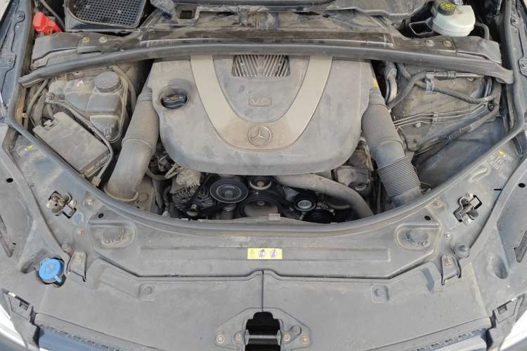 Used Mercedes-Benz R-Class 2010 R 300 L Business Model Engine Bay