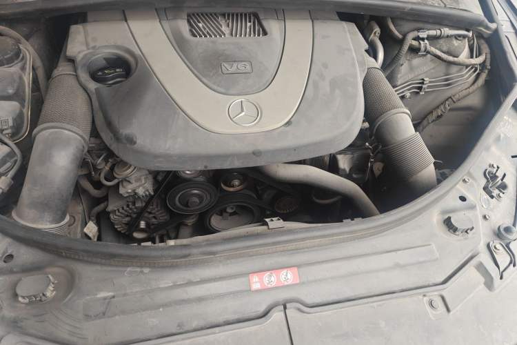 Used Mercedes-Benz R-Class 2010 R 300 L Business Model Engine Bay