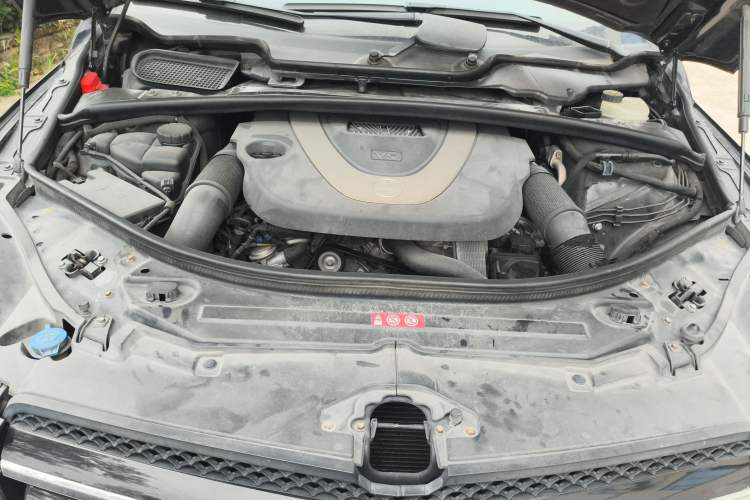 Used Mercedes-Benz R-Class 2010 R 300 L Business Model Engine Bay