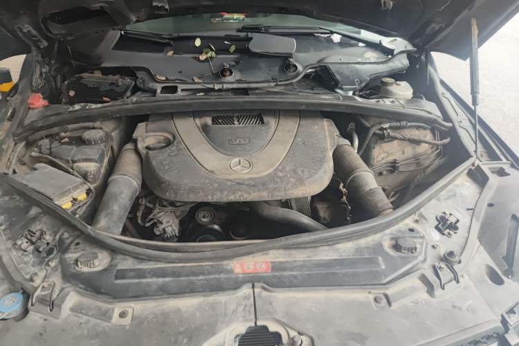 Used Mercedes-Benz R-Class 2010 R 300 L Business Model Engine Bay
