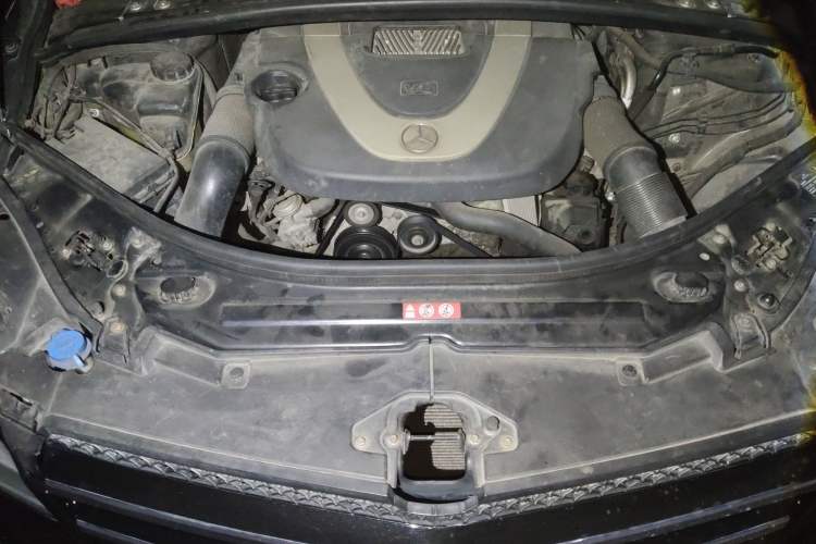 Used Mercedes-Benz R-Class 2010 R 350 L 4MATIC Engine Bay