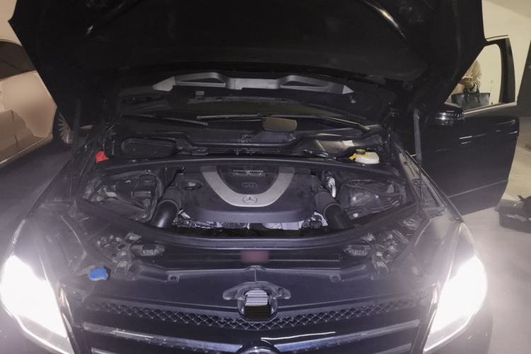 Used Mercedes-Benz R-Class 2010 R 300 L Luxury Model Engine Bay
