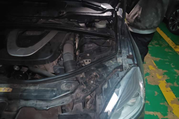 Used Mercedes-Benz R-Class 2010 R 350 L 4MATIC Engine Bay Left