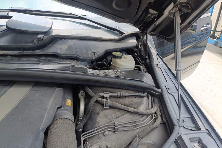 Used Mercedes-Benz R-Class 2010 R 350 L 4MATIC Engine Bay Left