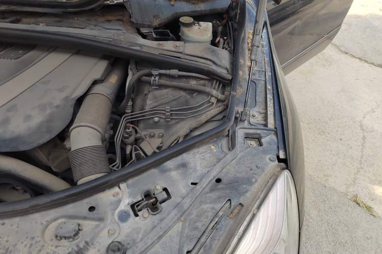 Used Mercedes-Benz R-Class 2010 R 300 L Luxury Model Engine Bay Left