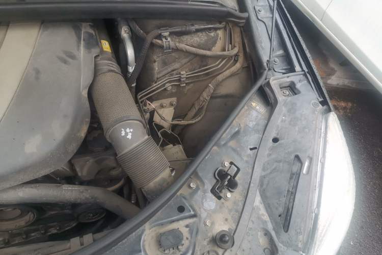 Used Mercedes-Benz R-Class 2010 R 350 L 4MATIC Engine Bay Left