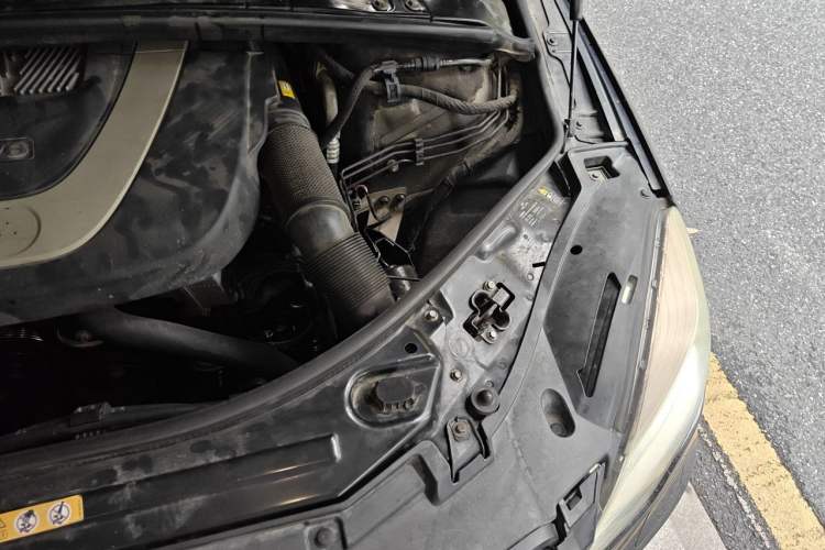 Used Mercedes-Benz R-Class 2010 R 300 L Business Model Engine Bay Left