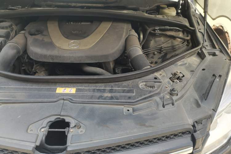 Used Mercedes-Benz R-Class 2010 R 300 L Luxury Model Engine Bay Left