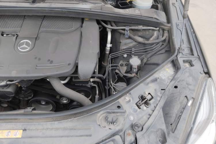 Used Mercedes-Benz R-Class 2010 R 350 L 4MATIC Engine Bay Left