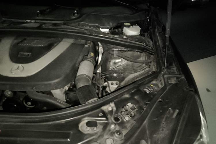Used Mercedes-Benz R-Class 2010 R 350 L 4MATIC Engine Bay Left