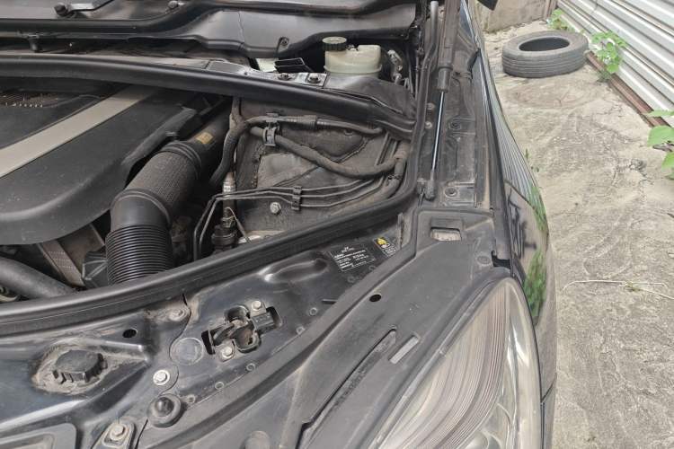 Used Mercedes-Benz R-Class 2010 R 300 L Luxury Model Engine Bay Left