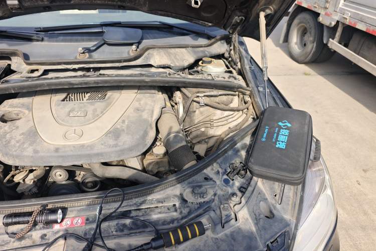 Used Mercedes-Benz R-Class 2010 R 350 L 4MATIC Engine Bay Left