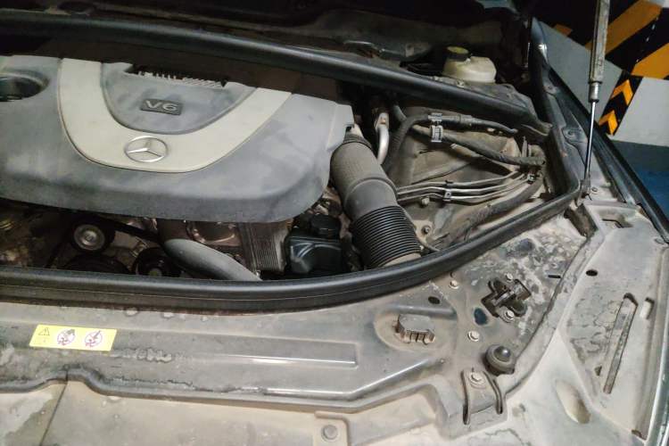 Used Mercedes-Benz R-Class 2010 R 350 L 4MATIC Engine Bay Left