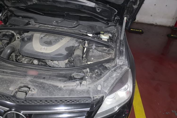 Used Mercedes-Benz R-Class 2010 R 350 L 4MATIC Engine Bay Left