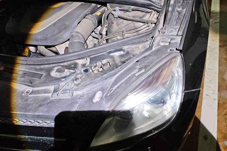 Used Mercedes-Benz R-Class 2010 R 350 L 4MATIC Engine Bay Left