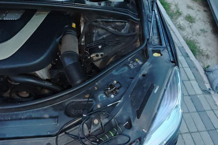 Used Mercedes-Benz R-Class 2010 R 350 L 4MATIC Engine Bay Left