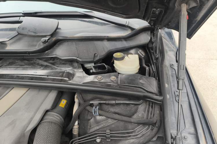 Used Mercedes-Benz R-Class 2010 R 300 L Business Model Engine Bay Left