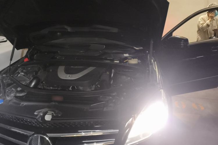 Used Mercedes-Benz R-Class 2010 R 300 L Luxury Model Engine Bay Left