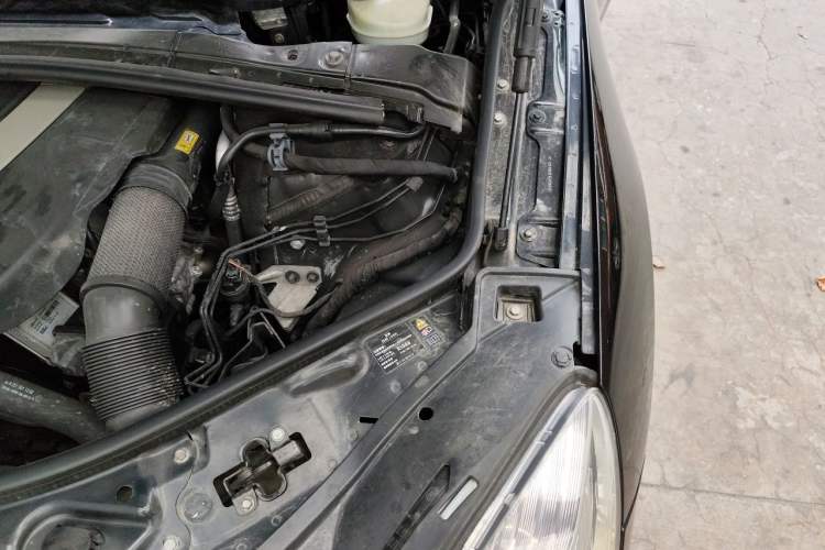 Used Mercedes-Benz R-Class 2010 R 300 L Luxury Model Engine Bay Left