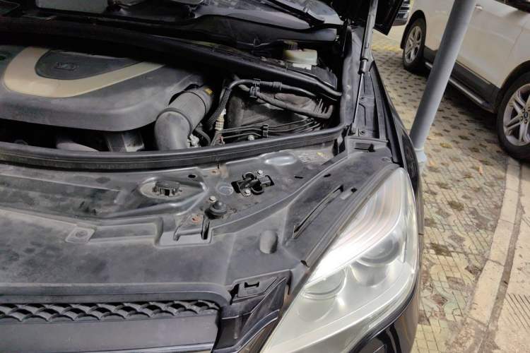 Used Mercedes-Benz R-Class 2010 R 350 L 4MATIC Engine Bay Left