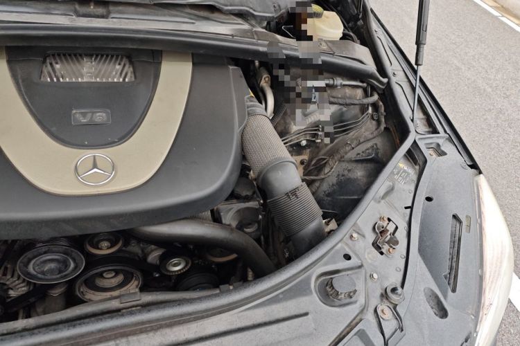Used Mercedes-Benz R-Class 2010 R 350 L 4MATIC Engine Bay Left