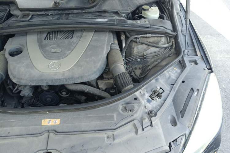 Used Mercedes-Benz R-Class 2010 R 300 L Luxury Model Engine Bay Left