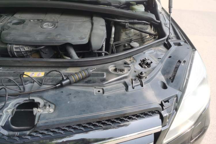 Used Mercedes-Benz R-Class 2010 R 350 L 4MATIC Engine Bay Left