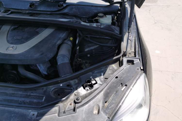 Used Mercedes-Benz R-Class 2010 R 350 L 4MATIC Engine Bay Left