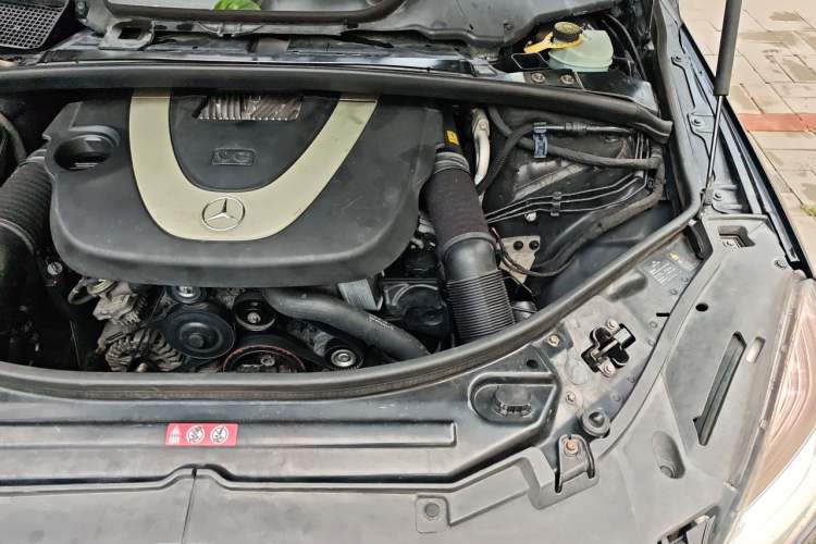 Used Mercedes-Benz R-Class 2010 R 300 L Business Model Engine Bay Left