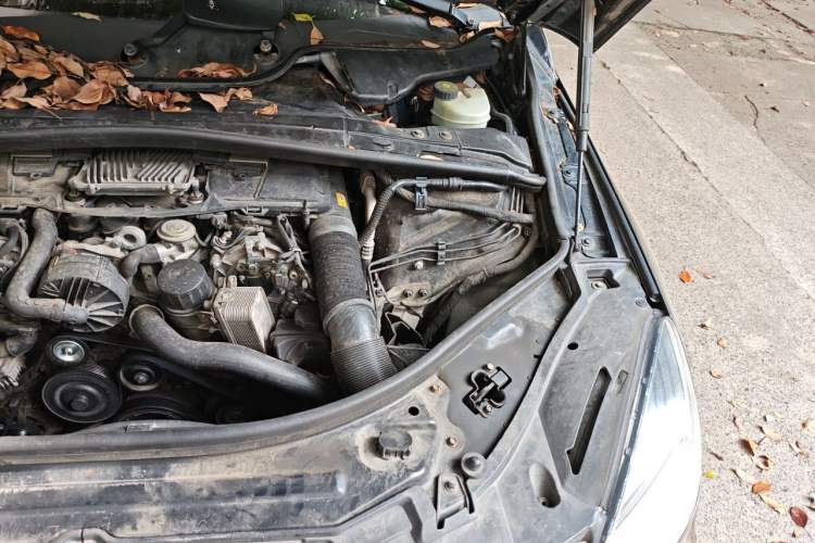 Used Mercedes-Benz R-Class 2010 R 350 L 4MATIC Engine Bay Left