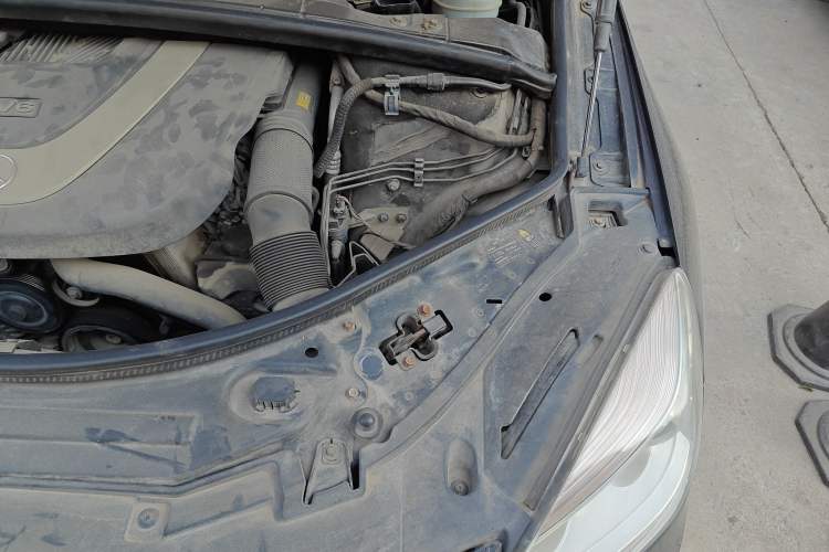 Used Mercedes-Benz R-Class 2010 R 350 L 4MATIC Engine Bay Left