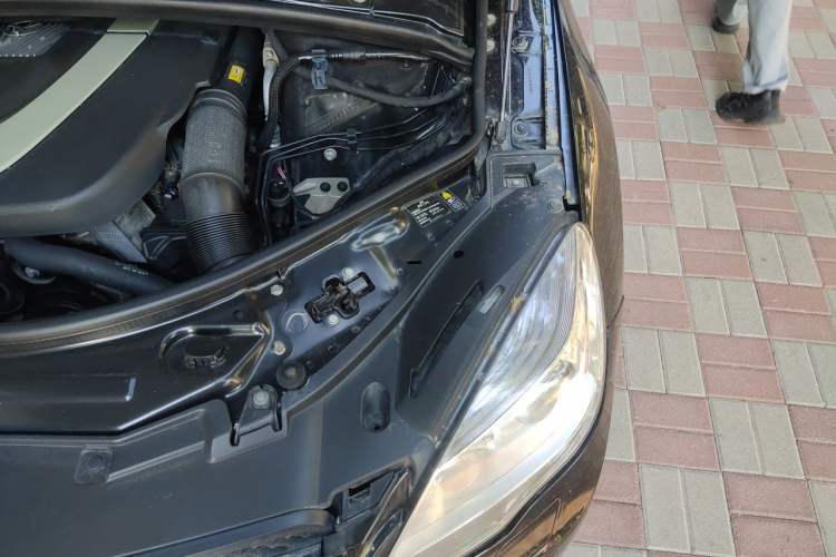 Used Mercedes-Benz R-Class 2010 R 350 L 4MATIC Engine Bay Left