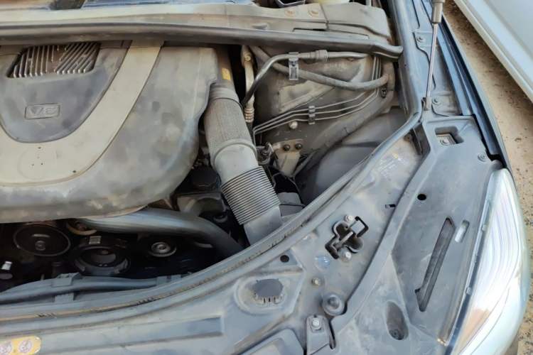 Used Mercedes-Benz R-Class 2010 R 350 L 4MATIC Engine Bay Left