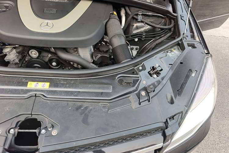 Used Mercedes-Benz R-Class 2010 R 300 L Business Model Engine Bay Left