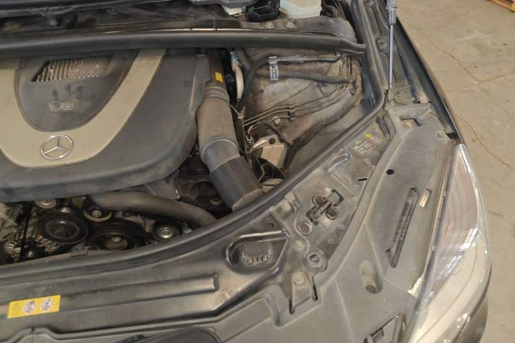 Used Mercedes-Benz R-Class 2010 R 350 L 4MATIC Engine Bay Left