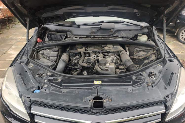 Used Mercedes-Benz R-Class 2010 R 300 L Business Model Engine Bay