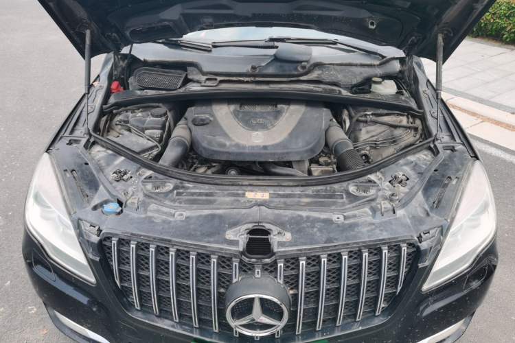 Used Mercedes-Benz R-Class 2010 R 300 L Business Model Engine Bay