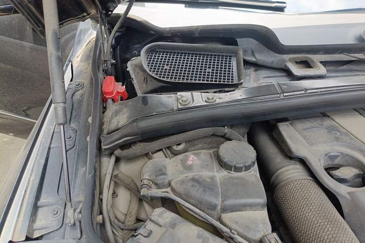 Used Mercedes-Benz R-Class 2010 R 350 L 4MATIC Engine Bay Right