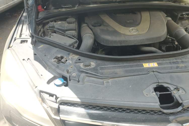 Used Mercedes-Benz R-Class 2010 R 300 L Luxury Model Engine Bay Right