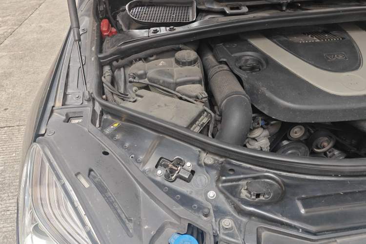 Used Mercedes-Benz R-Class 2010 R 300 L Luxury Model Engine Bay Right