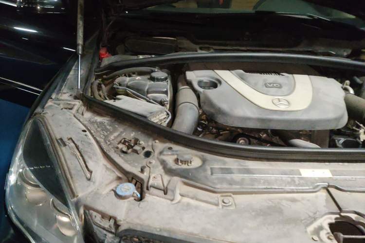 Used Mercedes-Benz R-Class 2010 R 350 L 4MATIC Engine Bay Right