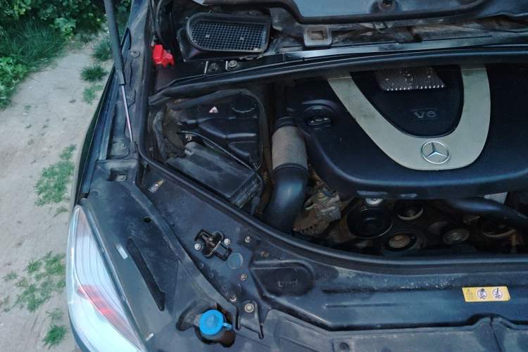 Used Mercedes-Benz R-Class 2010 R 350 L 4MATIC Engine Bay Right