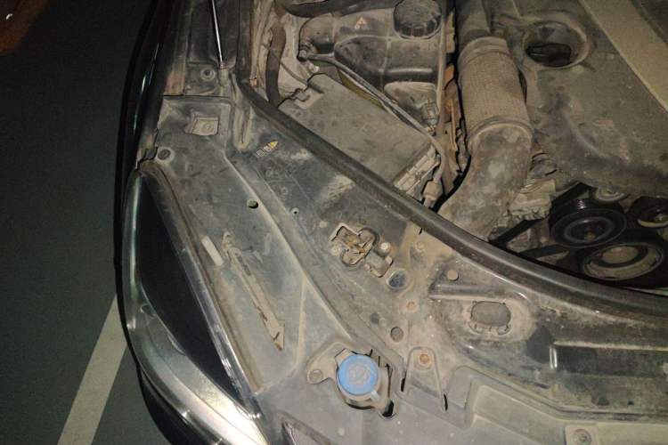 Used Mercedes-Benz R-Class 2010 R 350 L 4MATIC Engine Bay Right