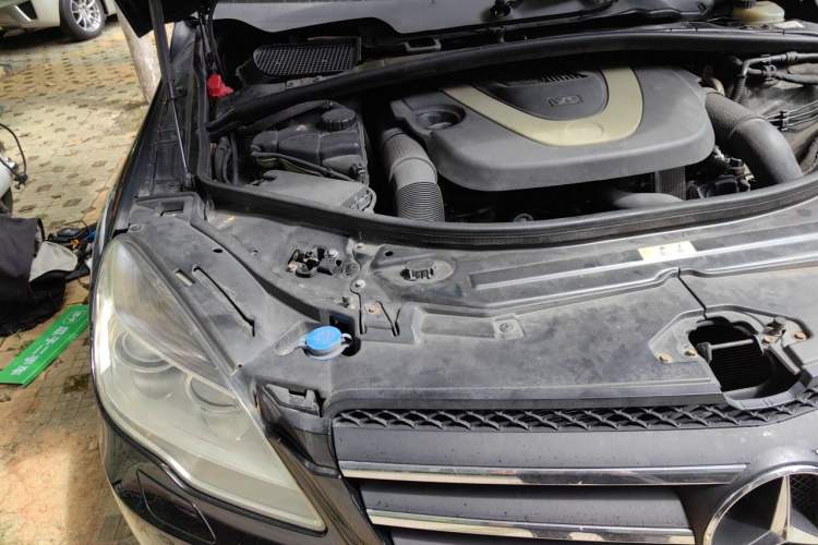 Used Mercedes-Benz R-Class 2010 R 350 L 4MATIC Engine Bay Right
