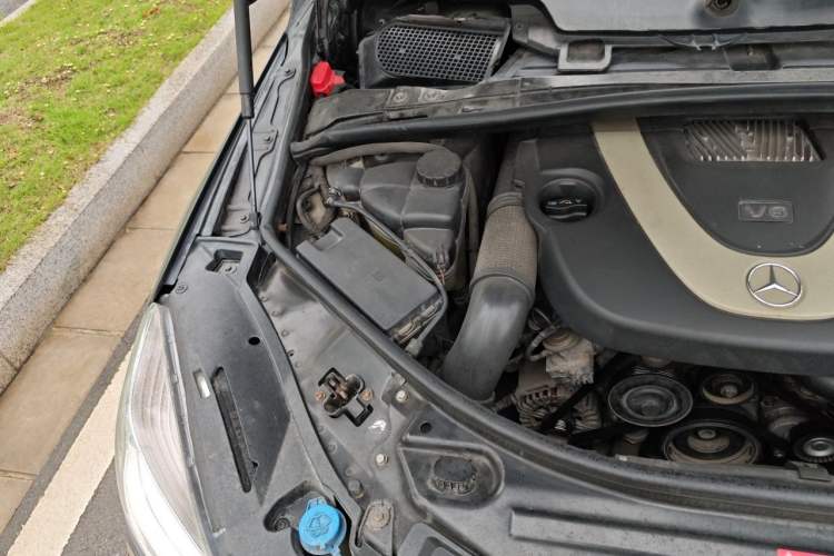 Used Mercedes-Benz R-Class 2010 R 350 L 4MATIC Engine Bay Right