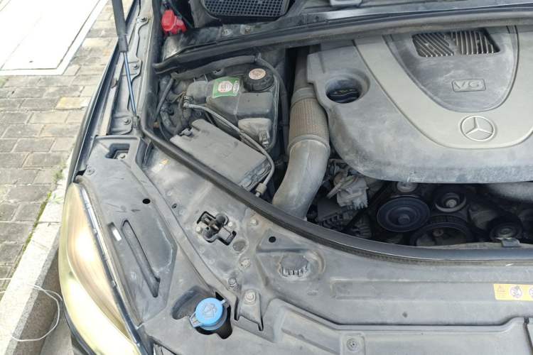 Used Mercedes-Benz R-Class 2010 R 300 L Luxury Model Engine Bay Right
