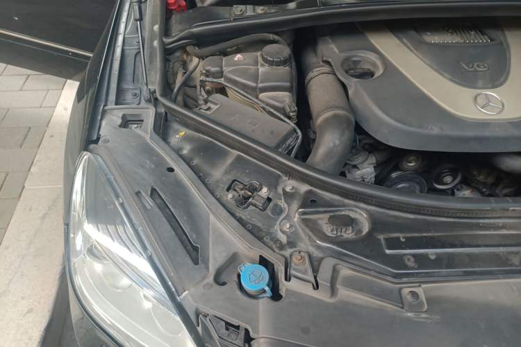 Used Mercedes-Benz R-Class 2010 R 300 L Luxury Model Engine Bay Right